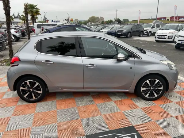 Peugeot 208 PureTech 82 TECH EDITION GPS Caméra Park Assist - Photo 4